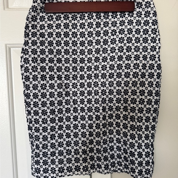 Ann Taylor Dresses & Skirts - Ann Taylor beautiful Navy and white embroidered floral pencil skirt